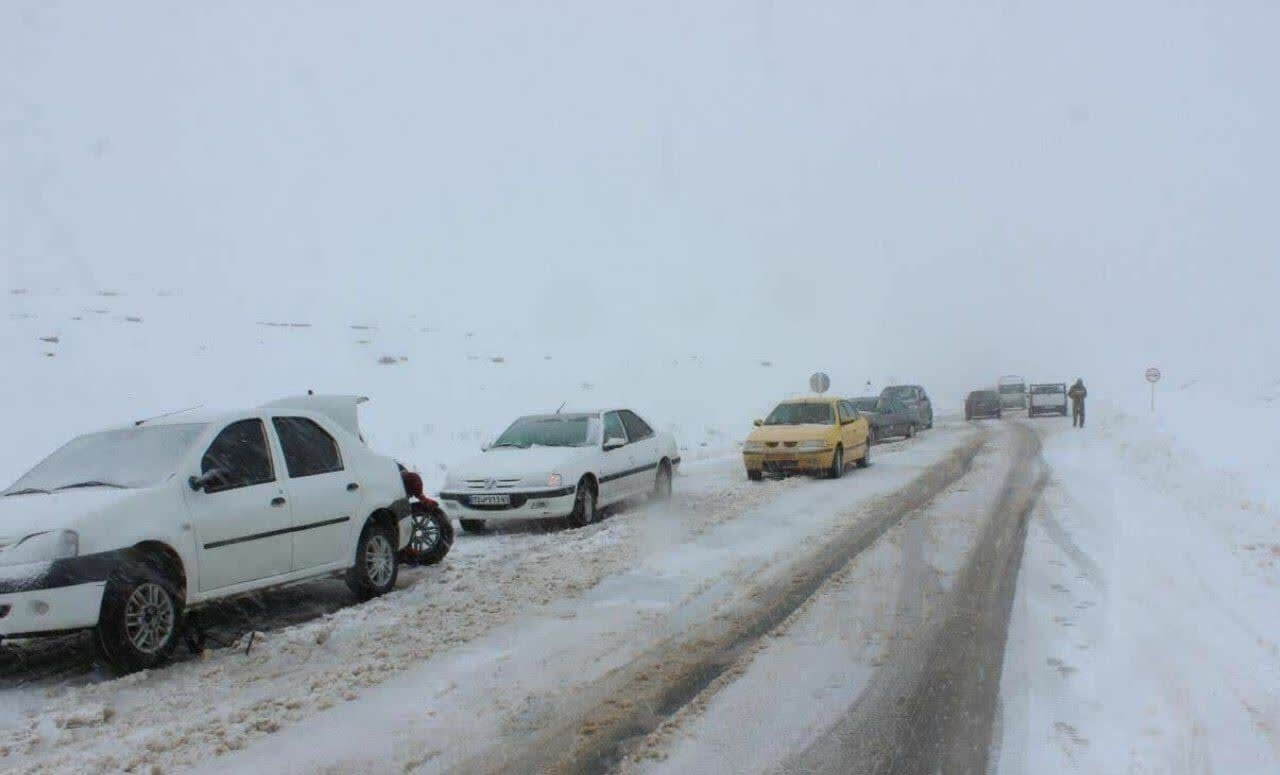 5341098 - برفروبی و نمکپاشی جاده نراق به مشهداردهال